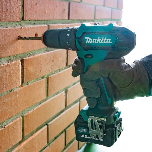Kit Makita: HP333D (avvitatore percussione) + TD110D (avvit. ad impulsi) + 3 batterie BL1021B (12V 2.0Ah) + caricabatterie + 23 